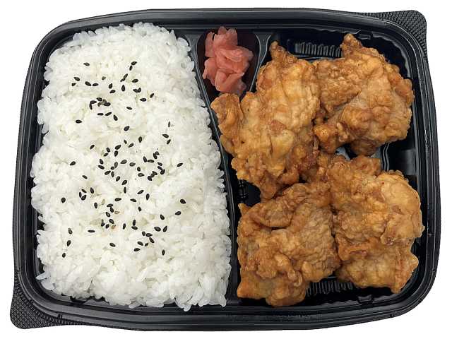 セブンイレブンのザンギ弁当を比較する。税込価格：700円、カロリー：658kcal、1円あたりカロリー：0.94kcal/円、たんぱく質：32.4g、1円あたりたんぱく質：0.05g/円、脂質：18.4g、炭水化物：91.5g、糖質：90.1g、食物繊維：1.4g、食塩相当量：2.4g。にんにくや生姜等を使用しジューシーに仕上げた醤油味のザンギをおかずにした食べ応えのあるお弁当です。アレルギー：卵、乳、小麦。