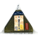 セブンイレブンの味付のりおにぎり 海老マヨネーズを比較する。税込価格：225円、カロリー：214kcal、1円あたりカロリー：0.95kcal/円、たんぱく質：4.3g、1円あたりたんぱく質：0.02g/円、脂質：5.9g、炭水化物：36.7g、糖質：34.9g、食物繊維：1.8g、食塩相当量：1g。人気のある海老マヨネーズを味付海苔で包んだおにぎりです。アレルギー：卵、乳、小麦、えび。