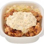 セブンイレブンのタルタルソースで食べる 唐揚げ丼を比較する。税込価格：734円、カロリー：745kcal、1円あたりカロリー：1.01kcal/円、たんぱく質：32.1g、1円あたりたんぱく質：0.04g/円、脂質：25.1g、炭水化物：99.9g、糖質：95.5g、食物繊維：4.4g、食塩相当量：3.9g。ジューシーな唐揚げに、たっぷりのタルタルソースを合わせた唐揚げ丼です。アレルギー：卵、乳、小麦。