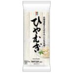 セブンイレブンの７プレミアム ひやむぎ ３６０ｇを比較する。税込価格：214円、カロリー：336kcal、1円あたりカロリー：1.57kcal/円、たんぱく質：10.5g、1円あたりたんぱく質：0.05g/円、脂質：1.3g、炭水化物：71.4g、糖質：69.6g、食物繊維：1.8g、食塩相当量：3.3g。北海道産小麦「きたほなみ」を１００％使用した、程よいつるみとコシが引き立つひやむぎです。アレルギー：小麦。