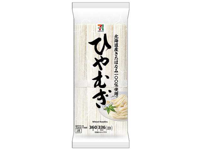 セブンイレブンの７プレミアム ひやむぎ ３６０ｇを比較する。税込価格：214円、カロリー：336kcal、1円あたりカロリー：1.57kcal/円、たんぱく質：10.5g、1円あたりたんぱく質：0.05g/円、脂質：1.3g、炭水化物：71.4g、糖質：69.6g、食物繊維：1.8g、食塩相当量：3.3g。北海道産小麦「きたほなみ」を１００％使用した、程よいつるみとコシが引き立つひやむぎです。アレルギー：小麦。