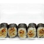 セブンイレブンのザンギマヨネーズ巻 ５巻を比較する。税込価格：549円、カロリー：494kcal、1円あたりカロリー：0.90kcal/円、たんぱく質：10.2g、1円あたりたんぱく質：0.02g/円、脂質：17.6g、炭水化物：75.2g、糖質：72g、食物繊維：3.2g、食塩相当量：4g。甘辛いソースを和えたザンギにマヨネーズを合わせた食べ応えのある巻き寿司詰合せです。アレルギー：卵、乳、小麦。