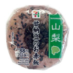 セブンイレブンの甘納豆のお赤飯おむすびを比較する。税込価格：203円、カロリー：235kcal、1円あたりカロリー：1.16kcal/円、たんぱく質：4.3g、1円あたりたんぱく質：0.02g/円、脂質：1.3g、炭水化物：52.5g、糖質：50.4g、食物繊維：2.1g、食塩相当量：0.5g。原材料高騰の為、商品価格を変更しております。かのこ小豆と一緒に蒸しあげることで、甘くふっくらもちもちに仕立てたお赤飯おむすびです。アレルギー：なし。