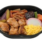 セブンイレブンの鶏釜めし仕立てを比較する。税込価格：464円、カロリー：380kcal、1円あたりカロリー：0.82kcal/円、たんぱく質：17.7g、1円あたりたんぱく質：0.04g/円、脂質：7.3g、炭水化物：62.1g、糖質：59.4g、食物繊維：2.7g、食塩相当量：1.9g。香ばしく焼き上げた鶏肉に、複数のおかずを組み合わせた、小さいながらも満足感のあるお弁当です。アレルギー：卵、小麦。