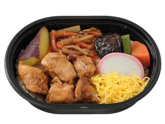 セブンイレブンの鶏釜めし仕立てを比較する。税込価格：464円、カロリー：380kcal、1円あたりカロリー：0.82kcal/円、たんぱく質：17.7g、1円あたりたんぱく質：0.04g/円、脂質：7.3g、炭水化物：62.1g、糖質：59.4g、食物繊維：2.7g、食塩相当量：1.9g。香ばしく焼き上げた鶏肉に、複数のおかずを組み合わせた、小さいながらも満足感のあるお弁当です。アレルギー：卵、小麦。