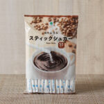 ファミリーマートのスティックシュガー。税込価格：140円。コーヒーや紅茶などに良く合う、使い切りタイプのスティックシュガーです。