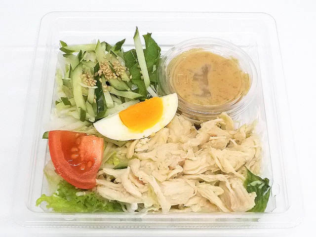 セブンイレブンの蒸し鶏とシャキシャキ野菜サラダを比較する。税込価格：430円、カロリー：214kcal、1円あたりカロリー：0.50kcal/円、たんぱく質：13.8g、1円あたりたんぱく質：0.03g/円、脂質：12.3g、炭水化物：13.6g、糖質：10.3g、食物繊維：3.3g、食塩相当量：3.5g。鶏むね肉の蒸し鶏と、８種類の野菜を使用したシャキシャキ食感の食事サラダ。アレルギー：卵、乳、小麦。
