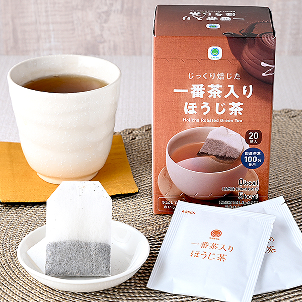 ファミリーマートのじっくり焙じた一番茶入りほうじ茶。税込価格：498円。水出しでも美味しく飲める一番茶が入ったティーバッグタイプのほうじ茶です。じっくりと焙じた香ばしい国産茶葉を使用し、コクのある旨み豊かな味わいが特徴です。