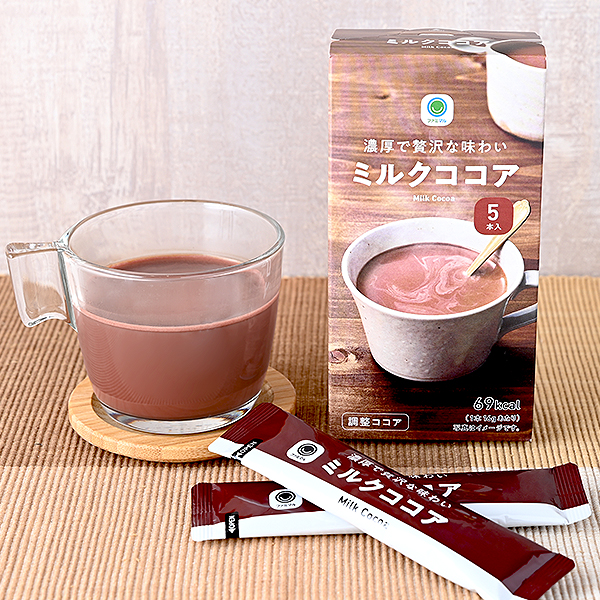 ファミリーマートの濃厚で贅沢な味わいミルクココア。税込価格：320円。バターミルクパウダー・全粉乳を使用した濃厚で贅沢な味わいのミルクココアです。