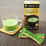 ファミリーマートの石臼挽き抹茶の濃厚な味わい 宇治抹茶ラテ。税込価格：598円。一番茶のみを使用した宇治抹茶100％の本格的な抹茶ラテです。北海道産全粉乳を使用し、濃厚な抹茶の旨みとまろやかな味わいが特徴です。