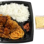 セブンイレブンの特製タルタルソースで食べるチキン南蛮弁当を比較する。税込価格：734円、カロリー：914kcal、1円あたりカロリー：1.24kcal/円、たんぱく質：32.6g、1円あたりたんぱく質：0.04g/円、脂質：35.7g、炭水化物：116.1g、糖質：114.8g、食物繊維：1.3g、食塩相当量：3.2g。低温と高温の油で二度揚げすた唐揚げに別添のタルタルソースをかけて食べるお弁当です。アレルギー：卵、乳、小麦。