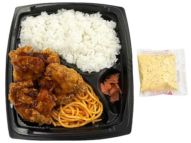 セブンイレブンの特製タルタルソースで食べるチキン南蛮弁当を比較する。税込価格：734円、カロリー：914kcal、1円あたりカロリー：1.24kcal/円、たんぱく質：32.6g、1円あたりたんぱく質：0.04g/円、脂質：35.7g、炭水化物：116.1g、糖質：114.8g、食物繊維：1.3g、食塩相当量：3.2g。低温と高温の油で二度揚げすた唐揚げに別添のタルタルソースをかけて食べるお弁当です。アレルギー：卵、乳、小麦。