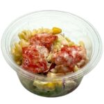 セブンイレブンのカニかまマカロニサラダを比較する。税込価格：257円、カロリー：188kcal、1円あたりカロリー：0.73kcal/円、たんぱく質：6.4g、1円あたりたんぱく質：0.02g/円、脂質：11.9g、炭水化物：14.5g、糖質：13g、食物繊維：1.5g、食塩相当量：2.1g。カニかまの味と食感を楽しめる、からし風味でおつまみにも合うマカロニサラダです。アレルギー：卵、小麦、かに。