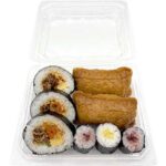 セブンイレブンの巻き寿司といなりの詰合せを比較する。税込価格：518円、カロリー：404kcal、1円あたりカロリー：0.78kcal/円、たんぱく質：10.5g、1円あたりたんぱく質：0.02g/円、脂質：5.9g、炭水化物：79.9g、糖質：74.6g、食物繊維：5.3g、食塩相当量：4.1g。定番のお寿司の詰め合わせ。太巻寿司，ほどよい甘さのいなり寿司，さっぱりとした梅しそ細巻，たくあん細巻を組み合わせた食べ進みの良い仕立てです。アレルギー：卵、小麦。