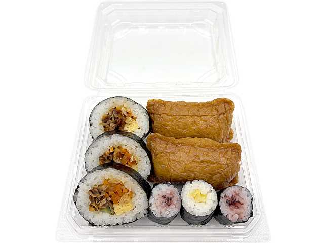 セブンイレブンの巻き寿司といなりの詰合せを比較する。税込価格：518円、カロリー：404kcal、1円あたりカロリー：0.78kcal/円、たんぱく質：10.5g、1円あたりたんぱく質：0.02g/円、脂質：5.9g、炭水化物：79.9g、糖質：74.6g、食物繊維：5.3g、食塩相当量：4.1g。定番のお寿司の詰め合わせ。太巻寿司，ほどよい甘さのいなり寿司，さっぱりとした梅しそ細巻，たくあん細巻を組み合わせた食べ進みの良い仕立てです。アレルギー：卵、小麦。