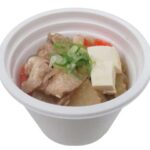 セブンイレブンのごろっと具材の豚汁 新潟県産豚肉入りを比較する。税込価格：387円、カロリー：148kcal、1円あたりカロリー：0.38kcal/円、たんぱく質：10g、1円あたりたんぱく質：0.03g/円、脂質：5.6g、炭水化物：16.1g、糖質：12.6g、食物繊維：3.5g、食塩相当量：3.1g。地域の味噌で馴染みのある味わいに仕立てた豚汁です。アレルギー：なし。