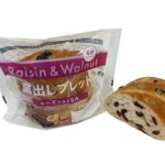 セブンイレブンの窯出しブレッド レーズン＆くるみを比較する。税込価格：270円、カロリー：511kcal、1円あたりカロリー：1.89kcal/円、たんぱく質：11.6g、1円あたりたんぱく質：0.04g/円、脂質：11.4g、炭水化物：91.6g、糖質：87.3g、食物繊維：4.3g、食塩相当量：1.6g。高温スチームオーブンで焼いた、表面が香ばしく、中がもっちりとした食感の本格的な食卓パンです。アレルギー：卵、乳、小麦、くるみ。