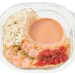 セブンイレブンの冷製パスタ海老のトマトクリームを比較する。税込価格：538円、カロリー：359kcal、1円あたりカロリー：0.67kcal/円、たんぱく質：13.9g、1円あたりたんぱく質：0.03g/円、脂質：12.2g、炭水化物：50.4g、糖質：46.3g、食物繊維：4.1g、食塩相当量：4.3g。海老の風味とトマトの酸味が感じられるトマトクリームソースに、海老，トマトソース，チーズ，パセリを盛り付けた冷製パスタです。アレルギー：卵、乳、小麦、えび。