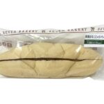 セブンイレブンの黒糖きなこじゃりパンを比較する。税込価格：171円、カロリー：486kcal、1円あたりカロリー：2.85kcal/円、たんぱく質：8.9g、1円あたりたんぱく質：0.05g/円、脂質：21.6g、炭水化物：65.1g、糖質：63.1g、食物繊維：2g、食塩相当量：1g。沖縄県産黒糖蜜と、きなこを合わせたクリームに、じゃりじゃりとした食感が楽しめるグラニュー糖を加え、ふんわり食感のパンで挟みました。アレルギー：卵、乳、小麦。