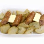 セブンイレブンのじゃがバター＆ソーセージを比較する。税込価格：570円、カロリー：543kcal、1円あたりカロリー：0.95kcal/円、たんぱく質：12.3g、1円あたりたんぱく質：0.02g/円、脂質：35.9g、炭水化物：45.6g、糖質：39.7g、食物繊維：5.9g、食塩相当量：3g。油で揚げたじゃが芋と相性のよいソーセージをたっぷり入れ、レンジで温めることでバターの風味が感じられるおつまみです。アレルギー：乳。