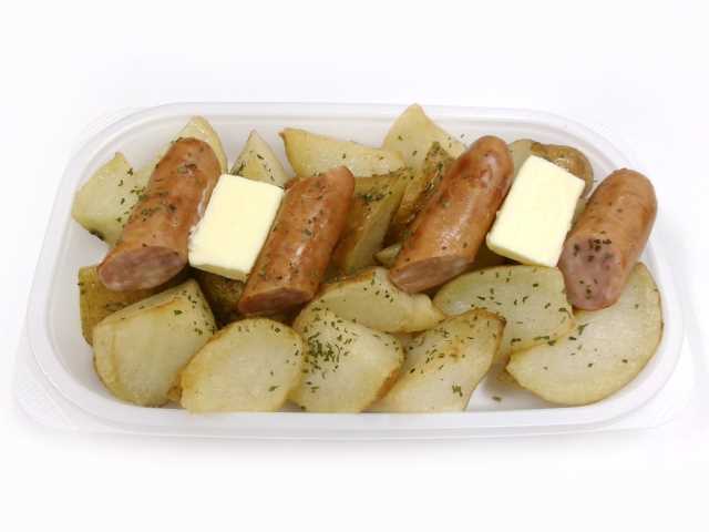 セブンイレブンのじゃがバター＆ソーセージを比較する。税込価格：570円、カロリー：543kcal、1円あたりカロリー：0.95kcal/円、たんぱく質：12.3g、1円あたりたんぱく質：0.02g/円、脂質：35.9g、炭水化物：45.6g、糖質：39.7g、食物繊維：5.9g、食塩相当量：3g。油で揚げたじゃが芋と相性のよいソーセージをたっぷり入れ、レンジで温めることでバターの風味が感じられるおつまみです。アレルギー：乳。
