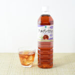 ファミリーマートのAfternoon Tea監修 アールグレイティー無糖 950ml。税込価格：160円。豊かな香りが特徴の「スリランカ産ウバ茶葉」を40％使用した「Afternoon Tea」監修の950mlサイズのアールグレイティーです。茶葉の豊かな香りと、飲み飽きないすっきりとした味わいが特徴です。