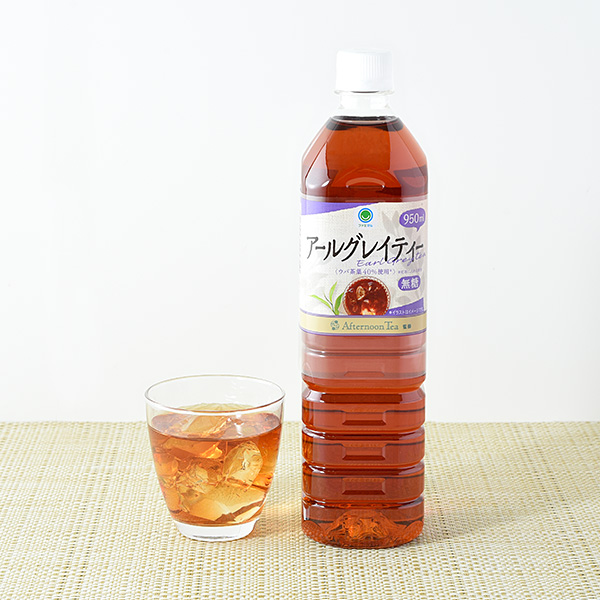 ファミリーマートのAfternoon Tea監修 アールグレイティー無糖 950ml。税込価格：160円。豊かな香りが特徴の「スリランカ産ウバ茶葉」を40％使用した「Afternoon Tea」監修の950mlサイズのアールグレイティーです。茶葉の豊かな香りと、飲み飽きないすっきりとした味わいが特徴です。