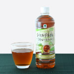 ファミリーマートのAfternoon Tea監修 シャルドネ香るストレートティー 600ml。税込価格：118円。スリランカ産茶葉を100%使用し、シャルドネの華やかな香りをまとわせた「Afternoon Tea」監修の無糖フレーバーティーです。紅茶のさわやかな味わいが、シャルドネの香りを一層引き立てます。