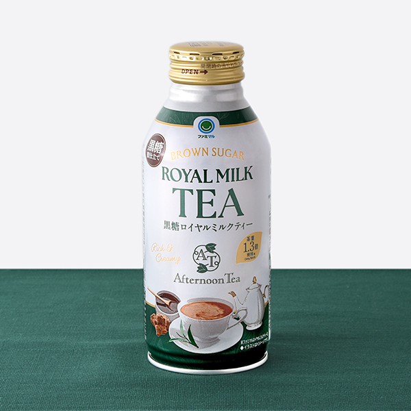 ファミリーマートのAfternoon Tea監修 黒糖ロイヤルミルクティー 370g。税込価格：192円。アッサム茶葉を通常比1.3倍使用した※「Afternoon Tea」監修のフレーバーミルクティーです。濃厚なミルクに黒糖と紅茶のリッチな味わいが楽しめます。 ［数量限定］。