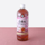 Afternoon Tea監修　白桃香るルイボスティー　600ml ファミリーマート 「Afternoon Tea」監修の白桃フレーバーのルイボスティー。白桃の甘くやさしい香りと、ルイボスティーのさわやかな味わいが特徴。ノンカフェイン・無糖。