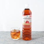 ファミリーマートのAfternoon Tea監修 ルイボスティー 950ml。税込価格：160円。南アフリカ産ルイボス茶葉を100%使用した、「Afternoon Tea」監修の950mlサイズのルイボスティーです。ノンカフェインで苦みが少なく飲みやすい味わいが特徴です。
