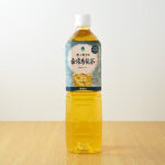 ファミリーマートの香り華やか 台湾烏龍茶 1L。税込価格：160円。台湾を代表する銘茶の凍頂烏龍茶を100％使用した1Lサイズの烏龍茶です。苦みの少ないすっきりとした後味と、台湾烏龍茶ならではの口に入れた瞬間に広がるフルーティーで爽やかな香りが楽しめます。