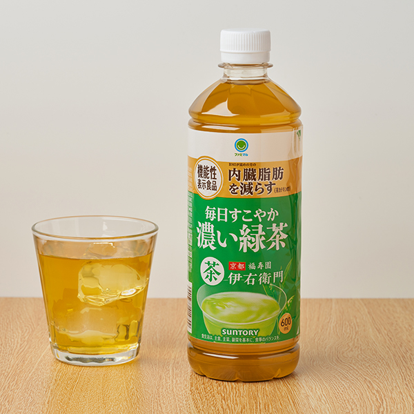 ファミリーマートの伊右衛門 毎日すこやか濃い緑茶 600ml。税込価格：130円。「BMIが高めの方の内臓脂肪を減らす」ことが報告されている茶カテキンを機能性関与成分として含有した、機能性表示食品です。抹茶を使用し飲みやすくコク深い味わいです。