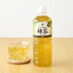 ファミリーマートのにごりの旨み 緑茶 600ml。税込価格：118円。まろやかで旨み豊かなにごりの味わいと、一番茶葉特有の爽やかで清々しい香りが楽しめる緑茶です。