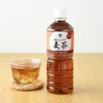 ファミリーマートの香ばしいコク 麦茶 600ml。税込価格：118円。六条麦茶を100％使用し、麦本来の味わいを引き出しました。香ばしく豊かな甘みとコクが楽しめます。