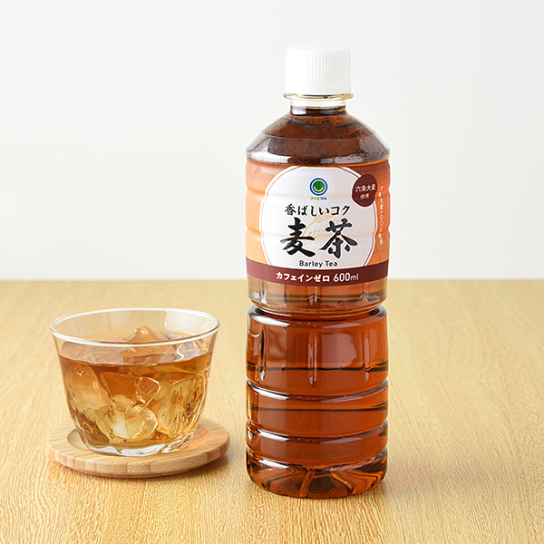 ファミリーマートの香ばしいコク 麦茶 600ml。税込価格：118円。六条麦茶を100％使用し、麦本来の味わいを引き出しました。香ばしく豊かな甘みとコクが楽しめます。
