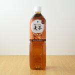 ファミリーマートの香ばしいコク 麦茶 1L。税込価格：160円。六条麦茶を100％使用し、麦本来の味わいを引き出しました。香ばしく豊かな甘みとコクが楽しめます。