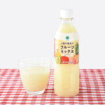 ファミリーマートの4種の果実のフルーツミックス 500ml。税込価格：120円。りんご・バナナ・もも・パインアップルに国産ミルクをブレンドしたこだわりのフルーツミックスです。「もったいないバナナ」果汁を使用した、4種の果実の酸味が特徴です。