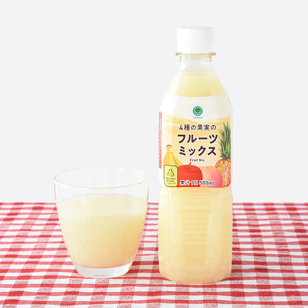 ファミリーマートの4種の果実のフルーツミックス 500ml。税込価格：120円。りんご・バナナ・もも・パインアップルに国産ミルクをブレンドしたこだわりのフルーツミックスです。「もったいないバナナ」果汁を使用した、4種の果実の酸味が特徴です。