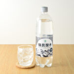 ファミリーマートの強炭酸水 1000ml。税込価格：138円。磨き抜かれた水を使用した無糖の強炭酸水です。雑味の無いクリアな味わいで、そのまま飲んでも、割材としても楽しめます。