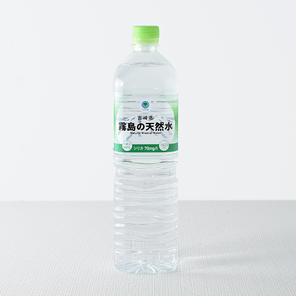 ファミリーマートの宮崎県霧島の天然水 1020ml。税込価格：150円。霧島山系の地層が磨き上げたおいしい水です。シリカを70mg/L含んだ、硬度140mg/Lの中硬水です。