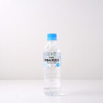 ファミリーマートの新潟県津南の天然水 370ml。税込価格：108円。国土交通省が「水の郷百選」として認定した、「新潟県津南町」の秋成地区の水源から採水した美味しい水です。硬度17㎎/Lの軟水です。