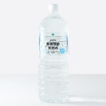 ファミリーマートの長野県安曇野の天然水 2000ml。税込価格：120円。国土交通省が「水の郷百選」として認定した、北アルプスのふもとに位置する「長野県安曇野市」の穂高地区の水源から採水したおいしい水です。硬度31mg/Lの軟水です。
