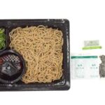 セブンイレブンの一本釣り鰹だし香る石臼挽そば粉のざるそばを比較する。税込価格：430円、カロリー：332kcal、1円あたりカロリー：0.77kcal/円、たんぱく質：15.7g、1円あたりたんぱく質：0.04g/円、脂質：3g、炭水化物：63.2g、糖質：58g、食物繊維：5.2g、食塩相当量：2g。麺は粗挽きと細挽きのブレンドそば粉と細挽きそば粉を使用した、そばの強い風味としなやかなのど越しを味わえる仕立てです。アレルギー：卵、小麦、そば。