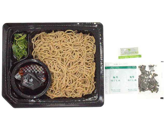 セブンイレブンの一本釣り鰹だし香る石臼挽そば粉のざるそばを比較する。税込価格：430円、カロリー：332kcal、1円あたりカロリー：0.77kcal/円、たんぱく質：15.7g、1円あたりたんぱく質：0.04g/円、脂質：3g、炭水化物：63.2g、糖質：58g、食物繊維：5.2g、食塩相当量：2g。麺は粗挽きと細挽きのブレンドそば粉と細挽きそば粉を使用した、そばの強い風味としなやかなのど越しを味わえる仕立てです。アレルギー：卵、小麦、そば。