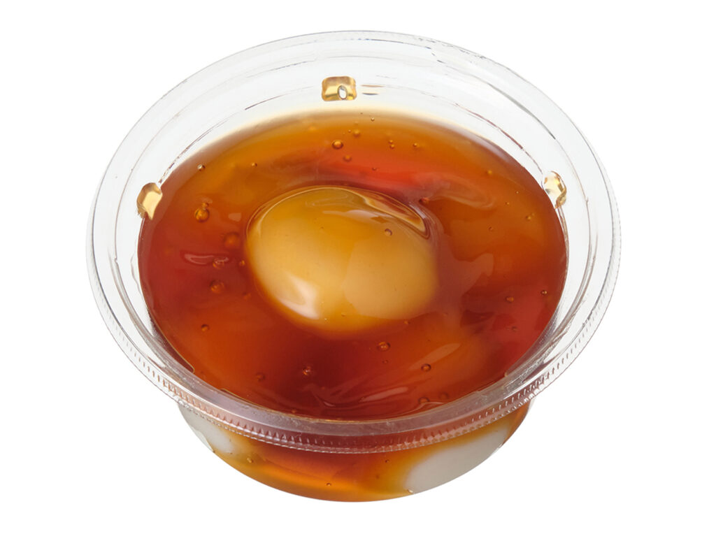 セブンイレブンのもっちりみたらし団子を比較する。税込価格：238円、カロリー：282kcal、1円あたりカロリー：1.19kcal/円、たんぱく質：3g、1円あたりたんぱく質：0.01g/円、脂質：0.5g、炭水化物：66.6g、糖質：66.3g、食物繊維：0.3g、食塩相当量：1.1g。もっちりとしたコシのある団子生地に、さっぱりとした甘じょっぱいタレをたっぷりかけたカップタイプのみたらし団子です。アレルギー：小麦。