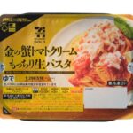 セブンイレブンの７ＰＧ 金の蟹トマトクリーム生パスタ。税込価格：495円、カロリー：516kcal、たんぱく質：20.7g、脂質：20.7g、炭水化物：63.9g、糖質：59.5g、食物繊維：4.4g、食塩相当量：3.2g。もっちり食感の生パスタと、カニの甲羅、かにみそを使用したカニの旨味たっぷりなソースを組み合わせました。具材には本ズワイガニの身を使用しています。アレルギー：卵、乳、小麦、かに。