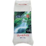 セブンイレブンの天然水の氷 プレート アイス １．７Ｋｇを比較する。税込価格：365円。