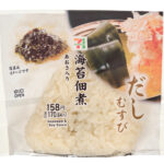 セブンイレブンのだしむすび 海苔佃煮を比較する。税込価格：171円、カロリー：181kcal、1円あたりカロリー：1.06kcal/円、たんぱく質：3.4g、1円あたりたんぱく質：0.02g/円、脂質：0.9g、炭水化物：40.7g、糖質：39g、食物繊維：1.7g、食塩相当量：2g。だしの芳醇な香りと深い旨みを味わえるだし飯おむすびです。中具は、ご飯のお供として定番の海苔の佃煮を合わせました。アレルギー：小麦。