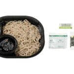 セブンイレブンの一本釣り鰹だし香る石臼挽そば粉のざるそば。税込価格：430円、カロリー：334kcal、たんぱく質：16.3g、脂質：3g、炭水化物：63.1g、糖質：57.9g、食物繊維：5.2g、食塩相当量：2g。粗挽き，細挽きのそば粉を使用し、そばの風味としなやかなのど越しを味わえるざるそばです。つゆは鰹節の風味をしっかりと効かせた旨味とコクのある仕立てです。アレルギー：卵、小麦、そば。